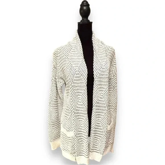 A New Day Cozy Gray and White Geometric Pattern Print Relaxed Fit Open Cardigan - Picture 5 of 16